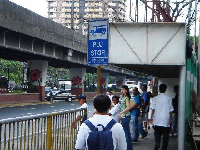 A jeepney stop in Manila (Photo: Wikimedia Commons)