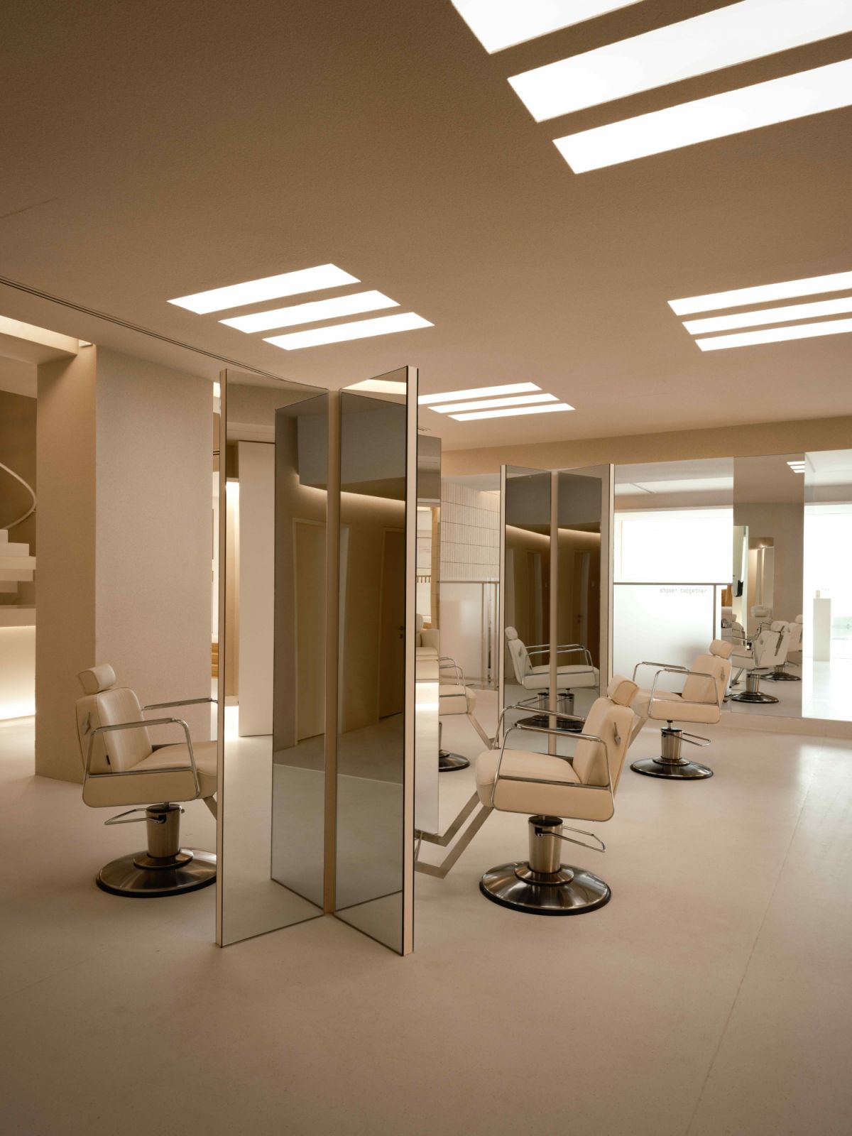 The salon’s palette is dominated by light earth tones (Photo: TWJPTO)