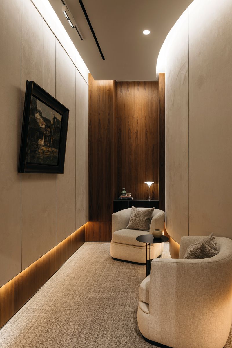 Curved elements, a neutral scheme and the use of dark wood contribute to the cocooning atmosphere in this corner (Photo: Anthracyte Studio)