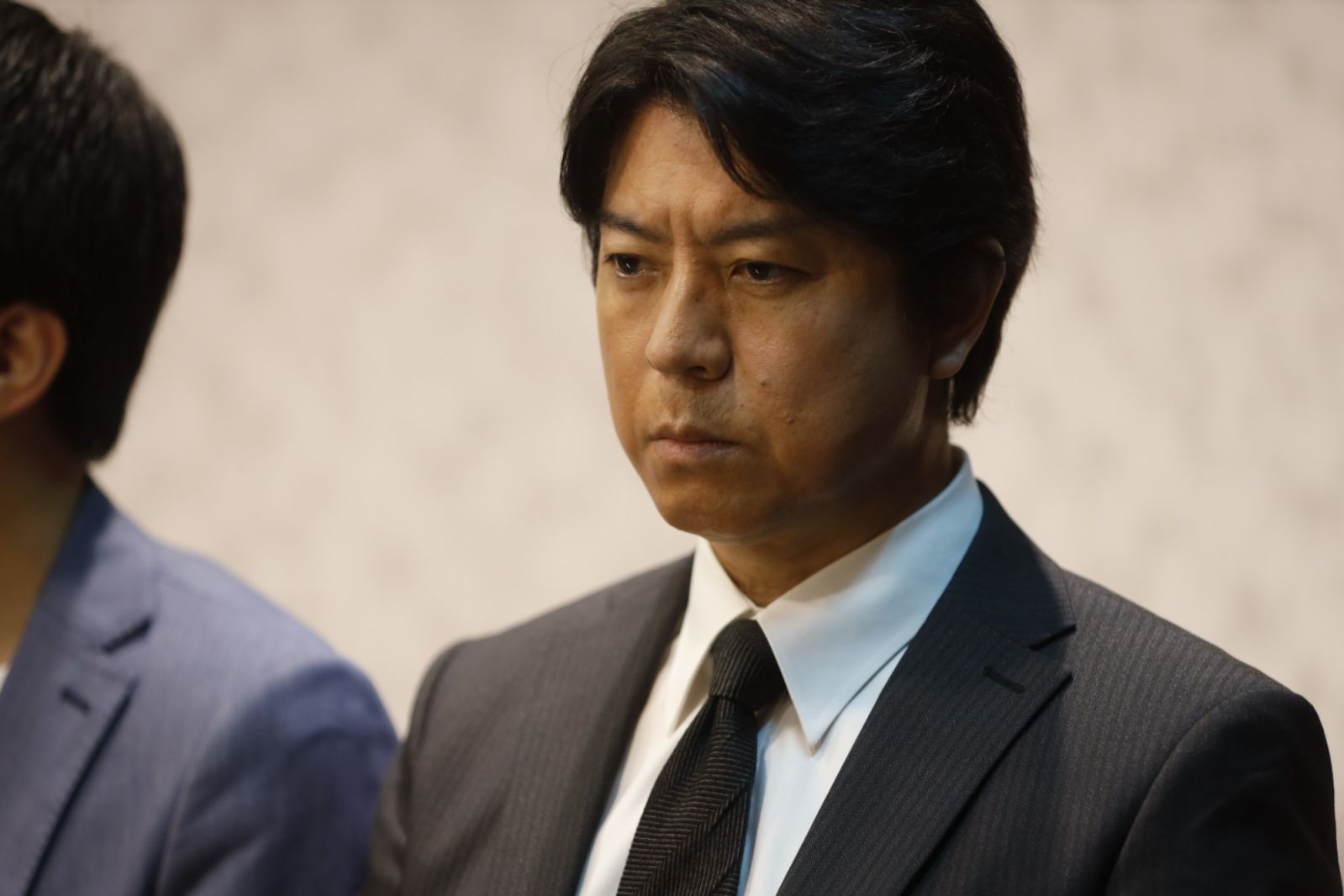 上川隆也飾演的監獄區長林一夫在結尾受到狩山陸的感動,決定為自己和他人努力。(Photo: TV Asahi)