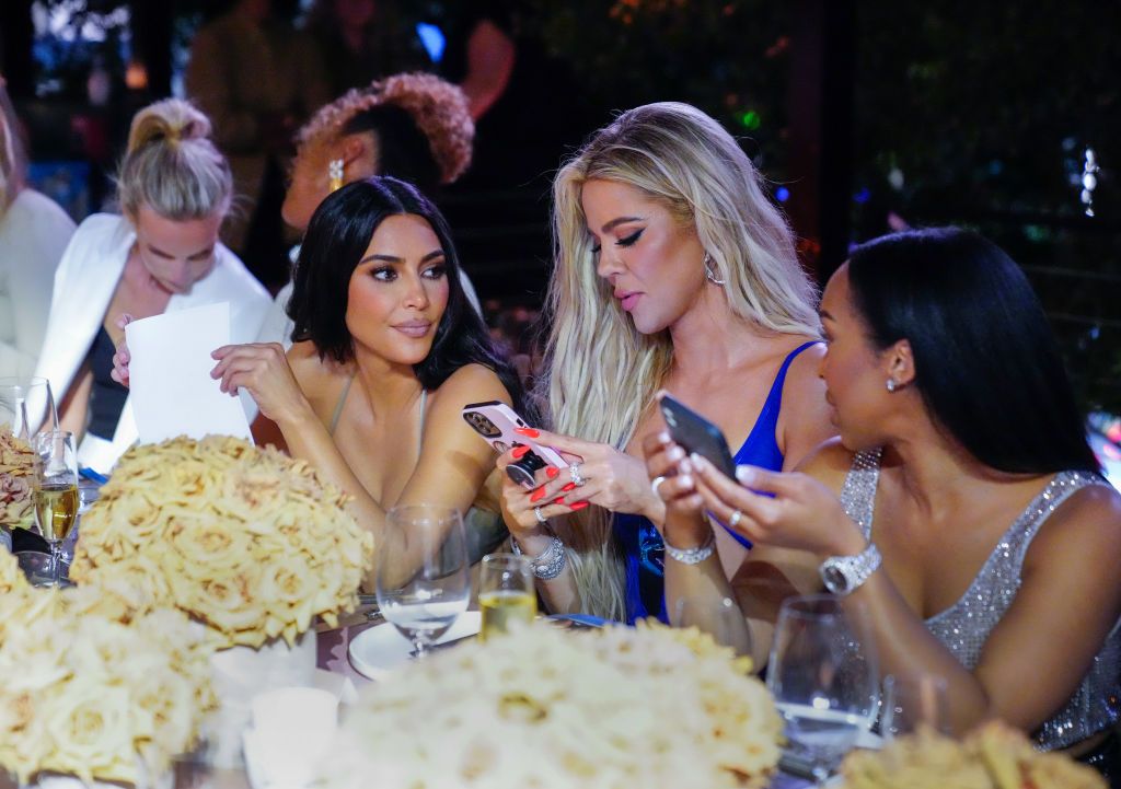 Kim Kardashian dan Khloe Kardashian pada majlis makan malam pop-up SKIMS SWIM Miami di SWAN (Foto: Getty Images)
