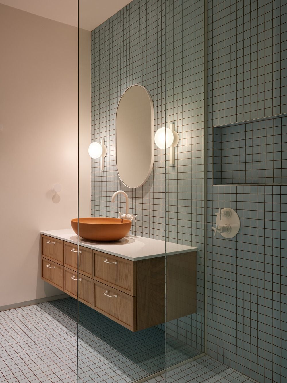 One of the colour-themed ensuites in Chalet Bertha