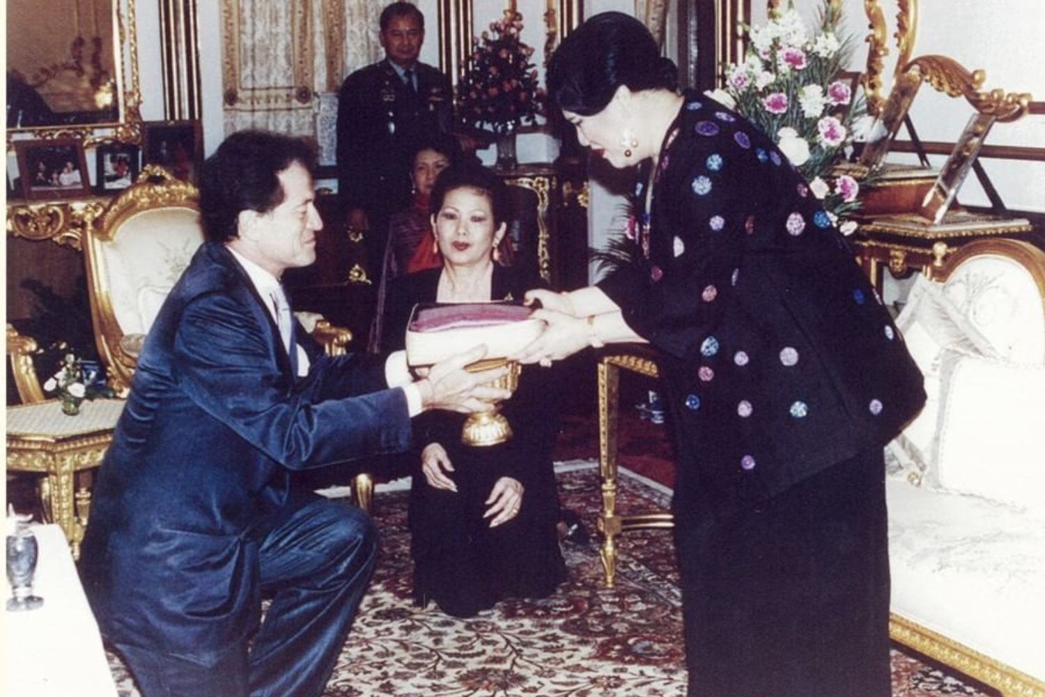 Queen Sirikit with Rolf von Bueren of Lotus Arts de Vivre (Photo: Instagram/ @LotusArtsdeVivre)