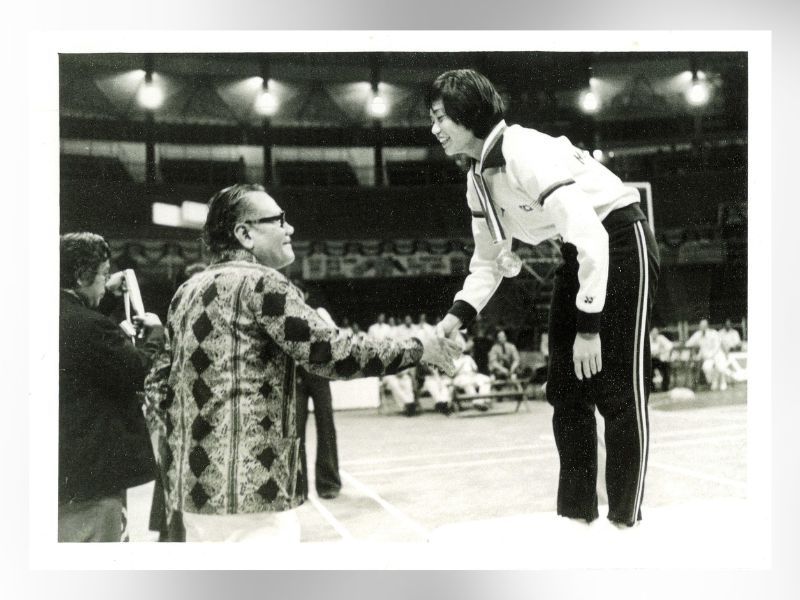Gold medallist Sylvia Ng with BAM president Tan Sri Mohamed Khir Johari at the 9th SEA Games, 1977 (Photo: National Archives of Malaysia: Accession No. 2001/0044705W)