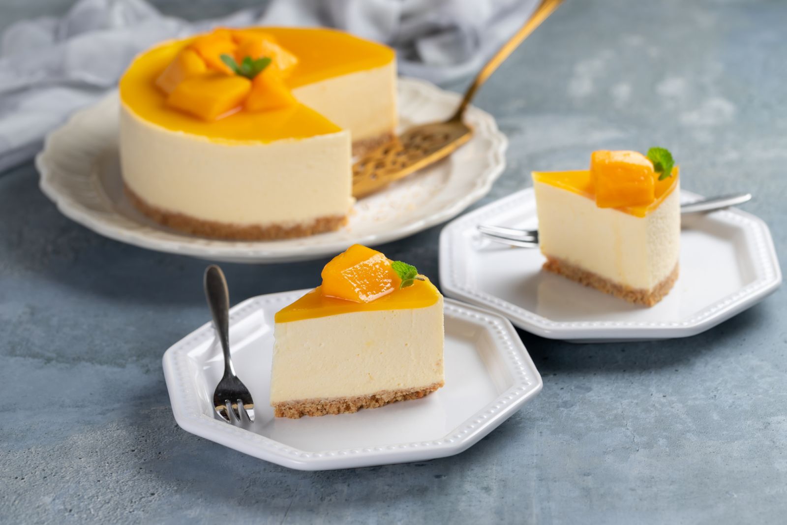 Cheesecake topped with mango puree and pieces (Photo: Getty Images)