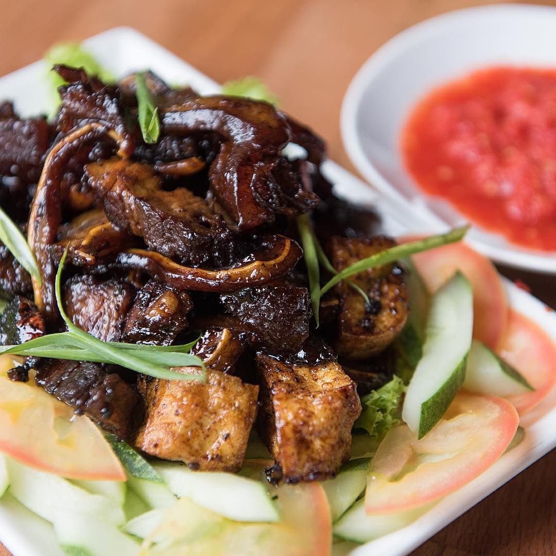 Seybak dengan telinga dan daging khinzir rebus (Foto: Instagram / @quentinssg)