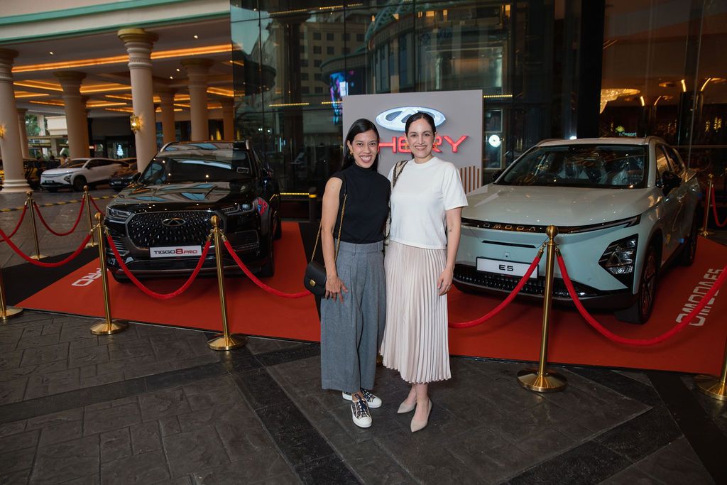 Datuk Nicol Ann David and Mariana De Reyes posing with Chery's latest Tiggo 8 Pro and Omoda E5 (Photo: Fady Younis)
