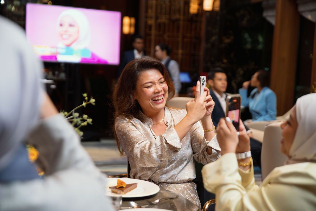 Fern Chua capturing the moment the latest cohort was unveiled (Photo: Fady Younis)
