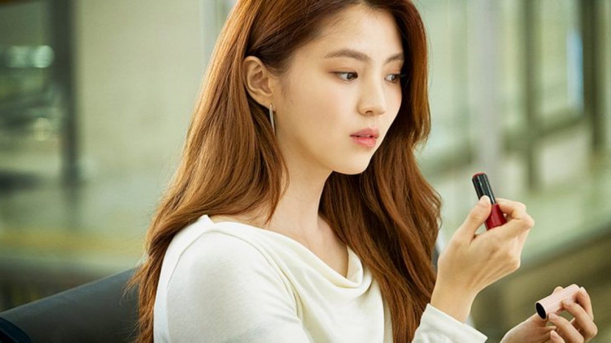 Yeo Da-kyung (played by Han So-hee) using the Seiro Cosmetic plumping lip balm in ‘The World of the Married’ (Photo: Netflix)