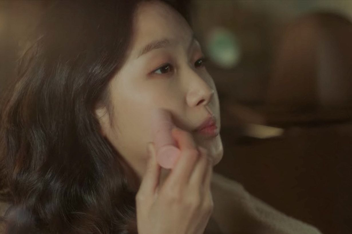 Jeong Tae-eul (played by Kim Go-eun) using the Kahi Wrinkle Bounce Multi Balm in ‘The King: Eternal Monarch’ (Photo: Netflix)