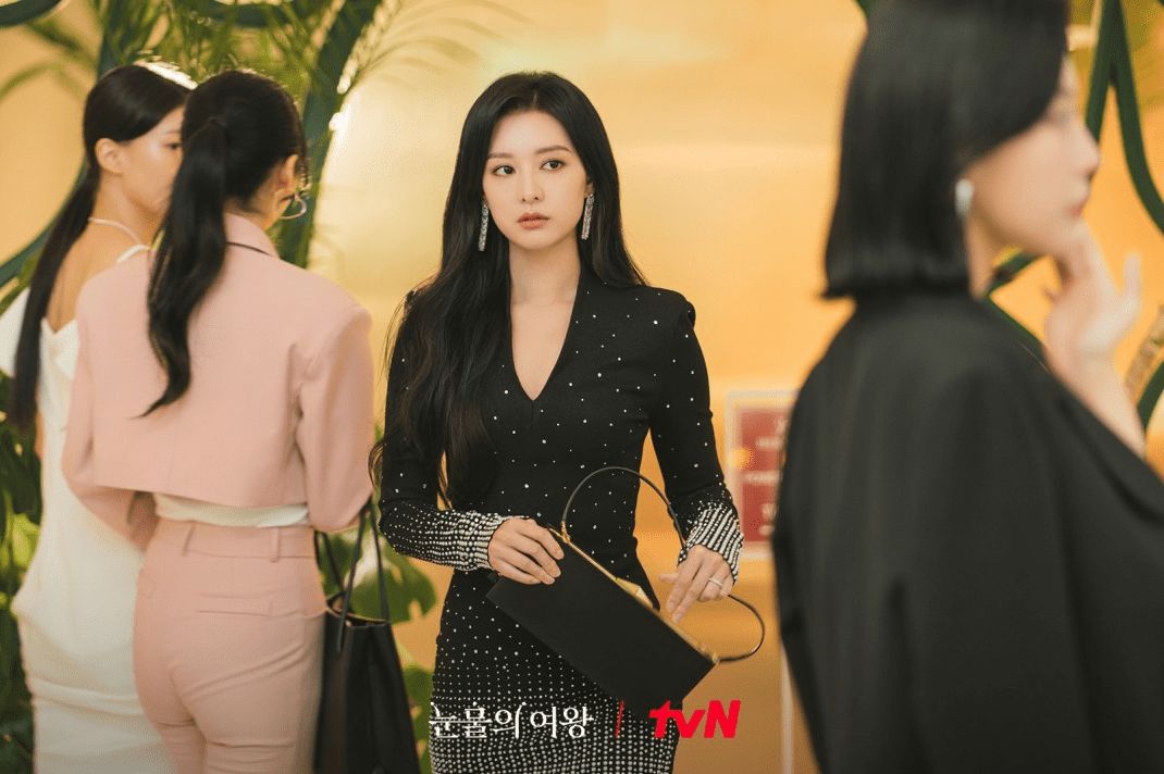 Hong Hae-in (played by Kim Ji-won) dressed in a Balmain knit dress with pearl and crystal embroidery in ‘Queen of Tears’ (Photo: tvN)
