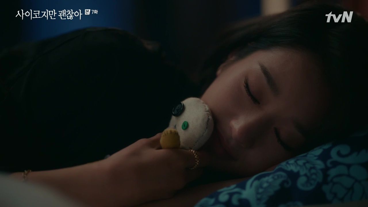 Ko Moon-young (played by Seo Yea-ji) cuddling the “The Nightmare Catcher” Mang-Tae doll to sleep in ‘It’s Okay to Not Be Okay’ (Photo: tvN)