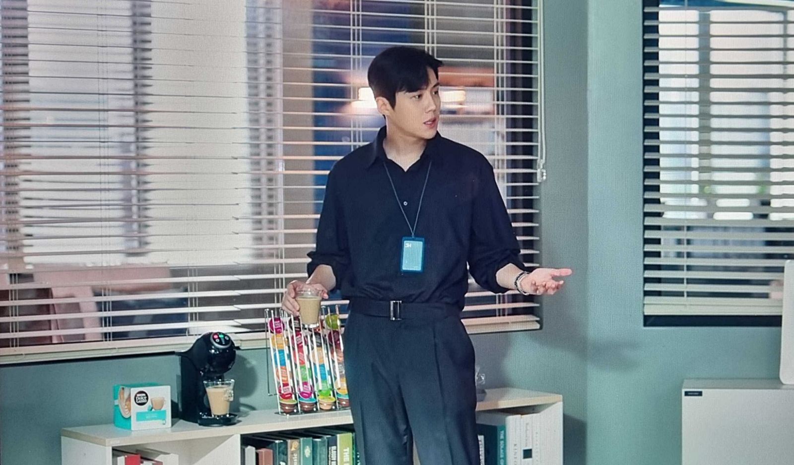 Han Ji-pyeong (played by Kim Seon-ho) using a Nescafe Dolce Gusto Genio S Plus capsule coffee machine in ‘Start-Up’ (Photo: Netflix)