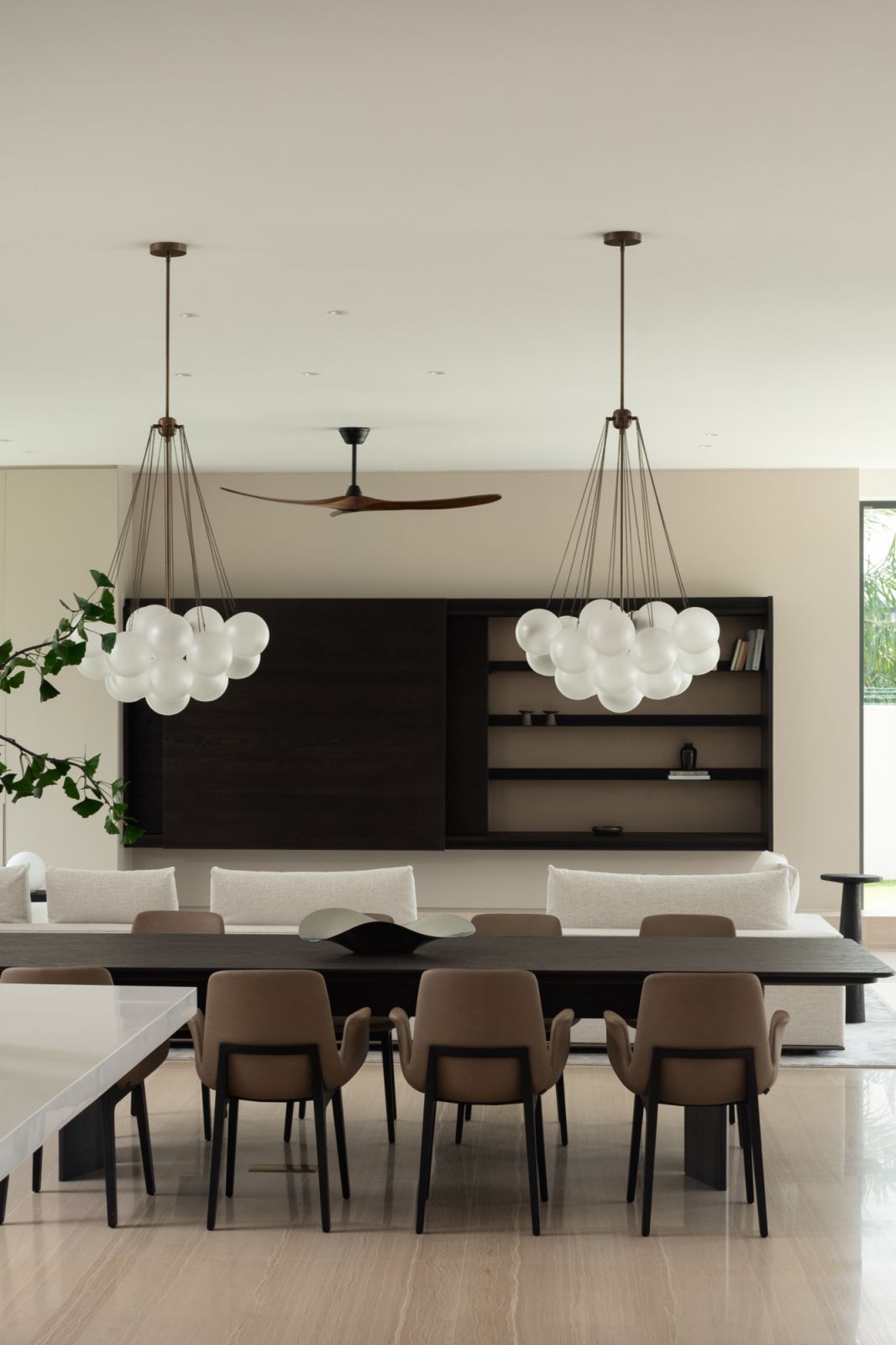 The modern chandelier is a focal point (Photo: TWJPTO)