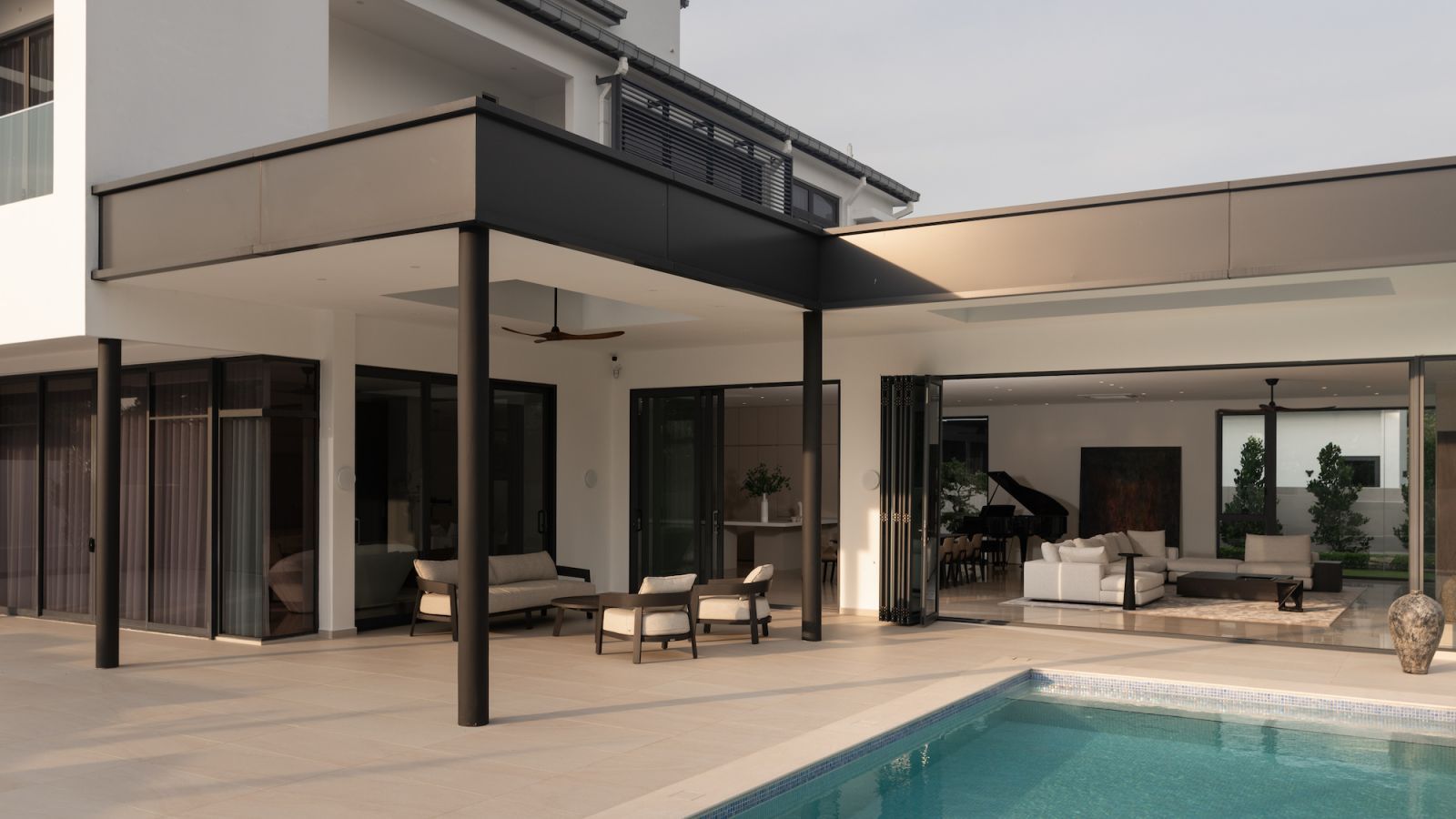 Living spaces extend effortlessly to the outdoor (Photo: TWJPTO)