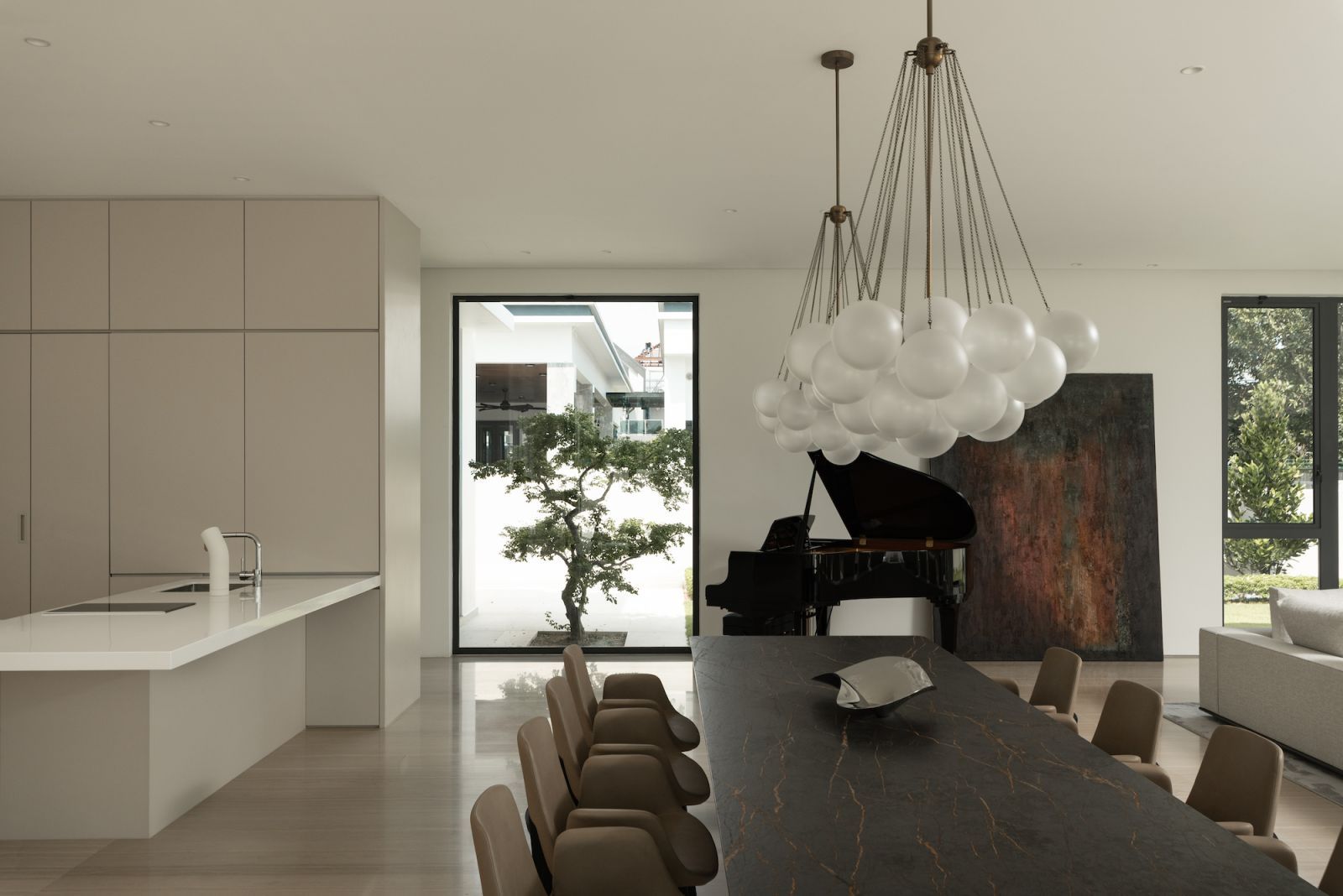 The modern chandelier is a focal point (Photo: TWJPTO)
