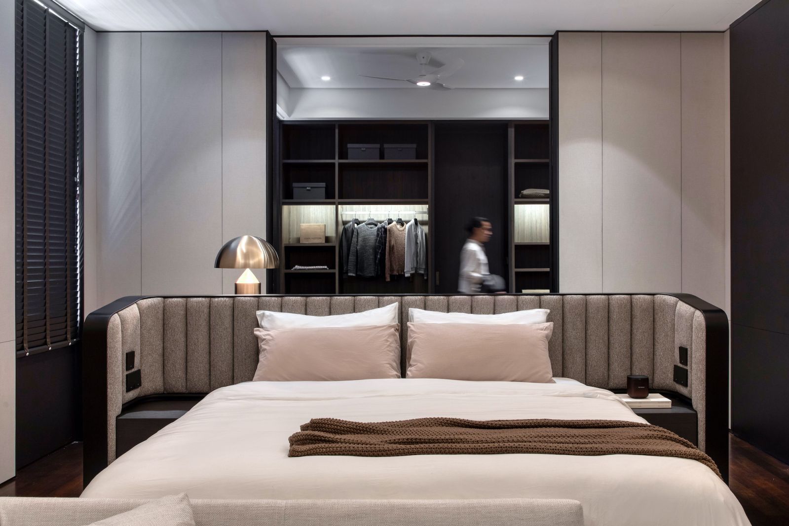 The bed is deliberately oriented to the view (Photo: Heartpatrick)