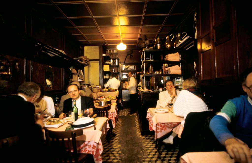 FRANCE - JUNE 27: Retaurant'Chez l'Ami Louis in Paris, France on June 27, 1987. (Photo by Chip HIRES/Gamma-Rapho via Getty Images)