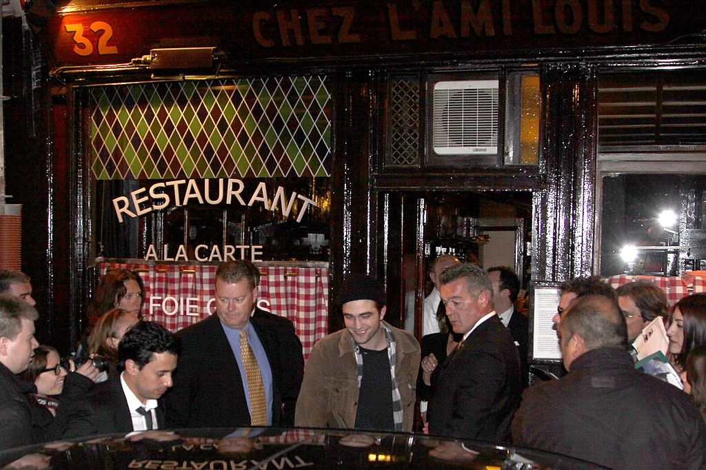 PARIS, FRANCE - APRIL 28: Robert Pattinson leaves the 'Chez l'ami Louis' restaurant after dinner with Reese Witherspoon and the 'Water for elephants' crew on April 28, 2011 in Paris, France. (Photo by Marc Piasecki/FilmMagic)