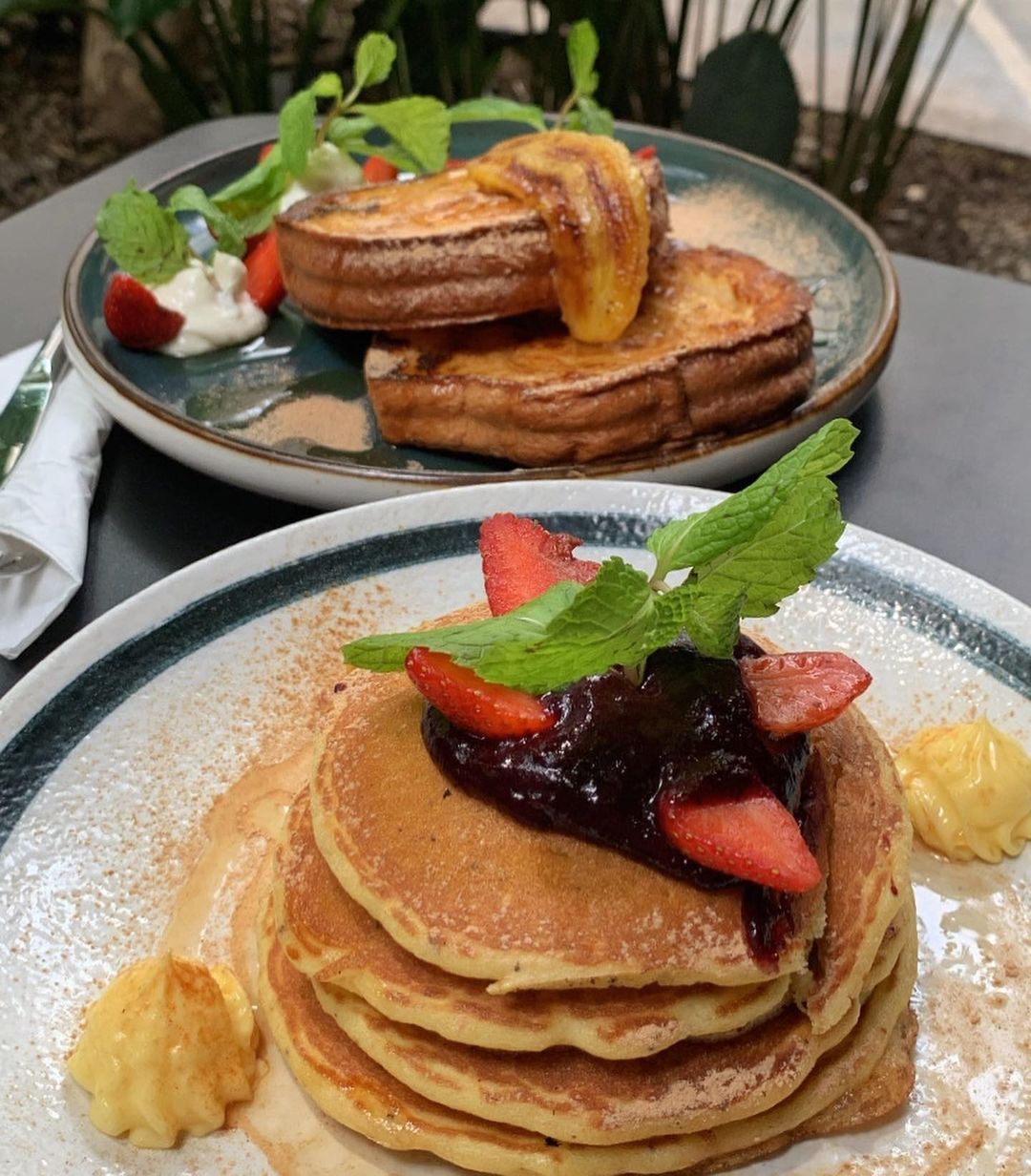 A stack of pancakes and classic French toast at Feeka (Photo: Instagram / @foodiediaryo)