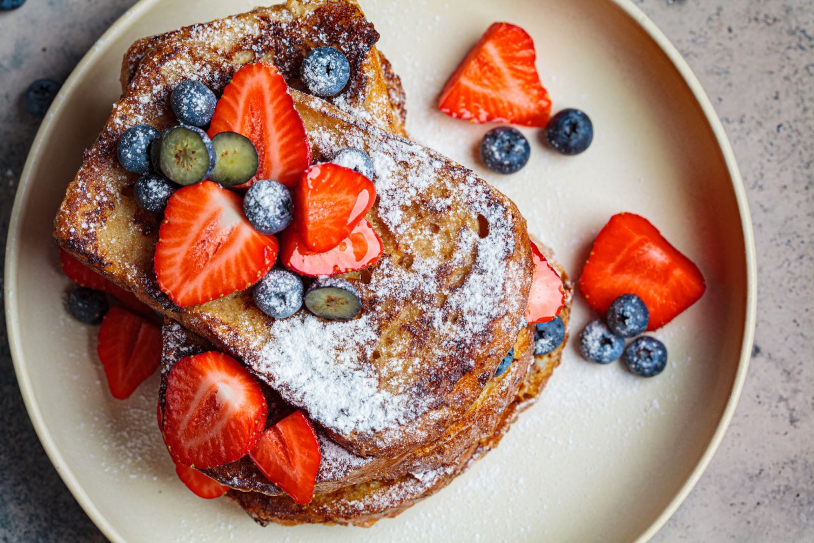 French toast with berries (Photo: Getty Images)
