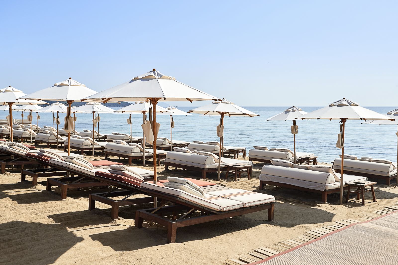 บีชคลับ La Réserve à la Plage และ Loro Piana (ภาพ: Loro Piana)