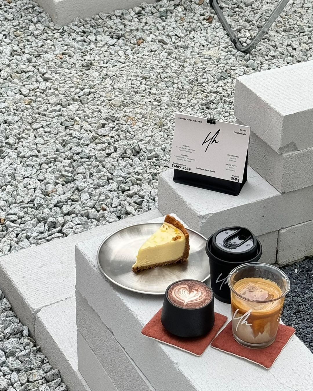 Coffee and cake at Hurry Hari (Photo: Instagram / @hurryhari_my)