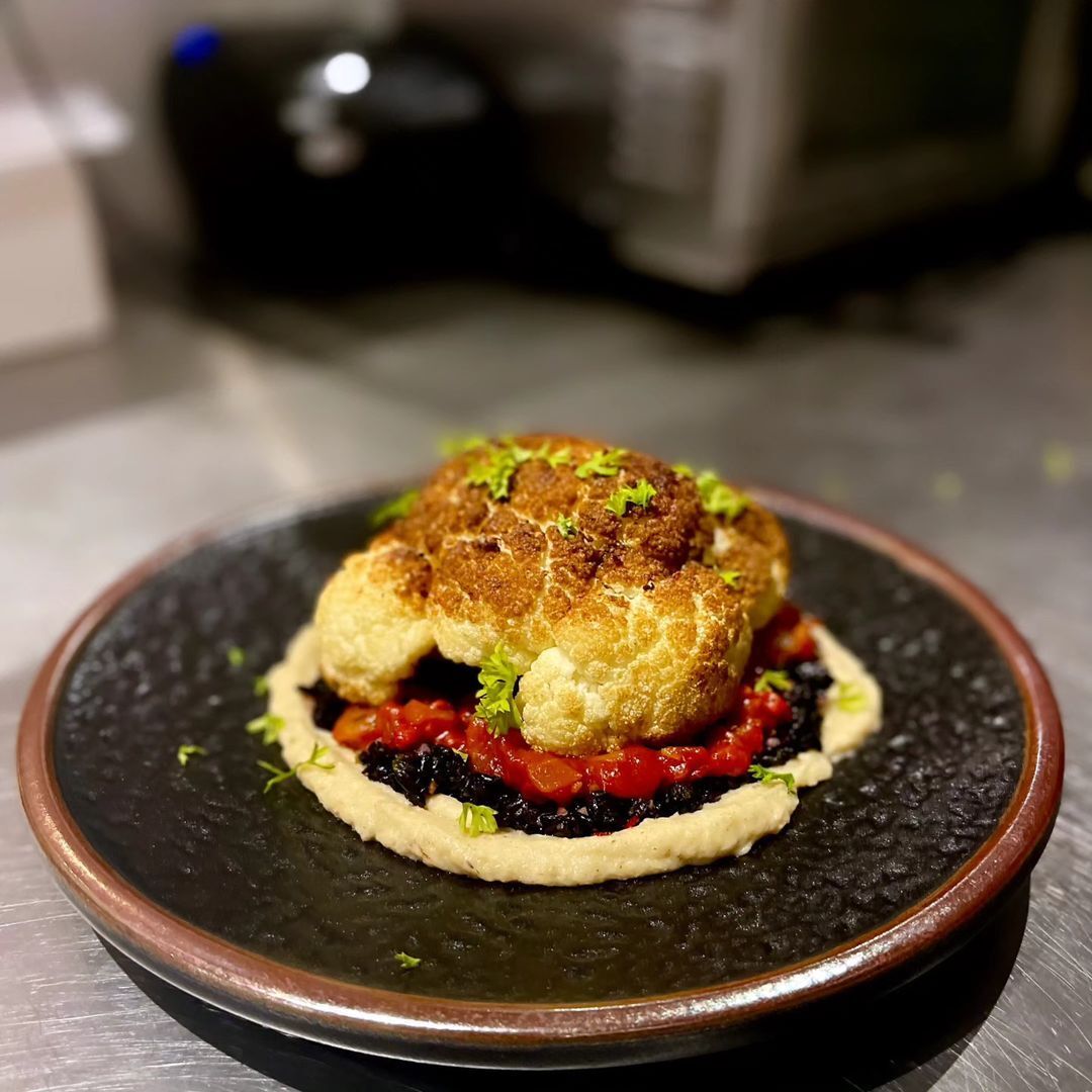 Roast cauliflower with paprika and Borneo purple rice (Photo: Instagram / @black.salt.semantan)
