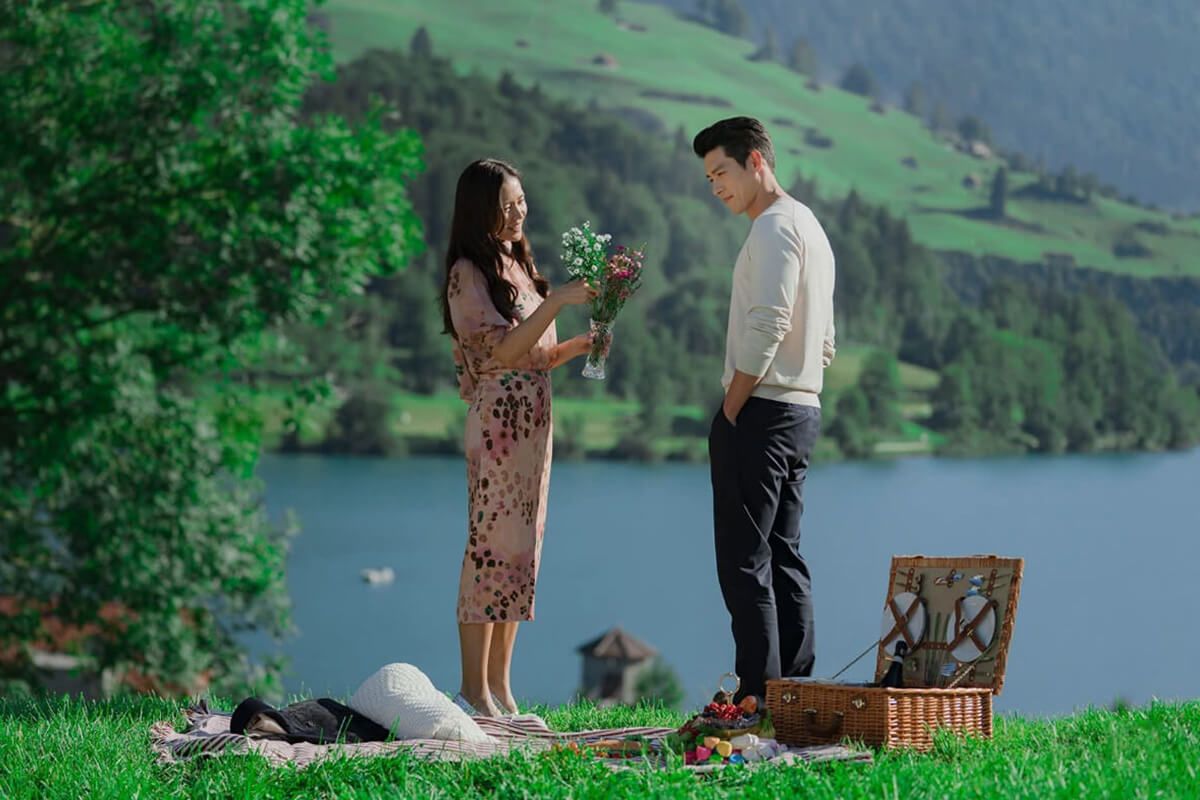 The iconic Swiss Alps reunion scene from tvN’s 2019 K-drama, ‘Crash Landing on You’, starring Son Ye-jin and Hyun Bin as Yoon Se-ri and Ri Jeong-hyeok respectively (Photo: tvN)