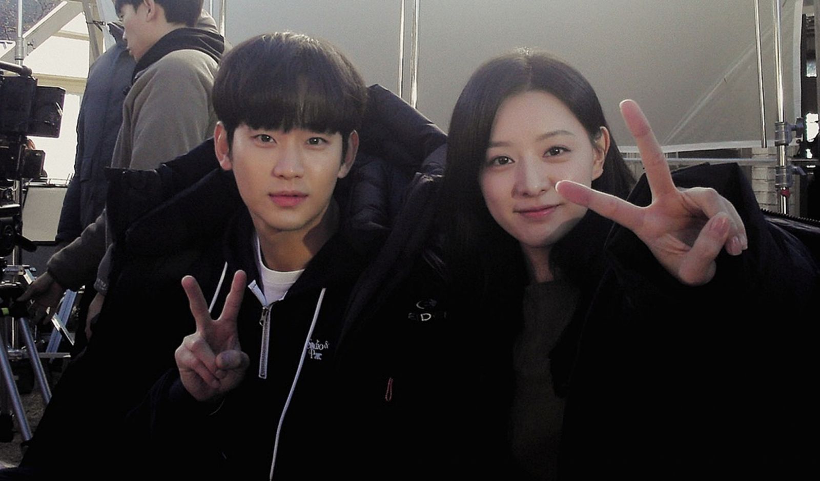 Behind-the-scenes of tvN’s record-breaking K-drama ‘Queen of Tears’ with Kim Soo-hyun and Kim Ji-won who play Baek Hyun-woo and Hong Hae-in respectively (Photo: Instagram/@soohyun_k216)