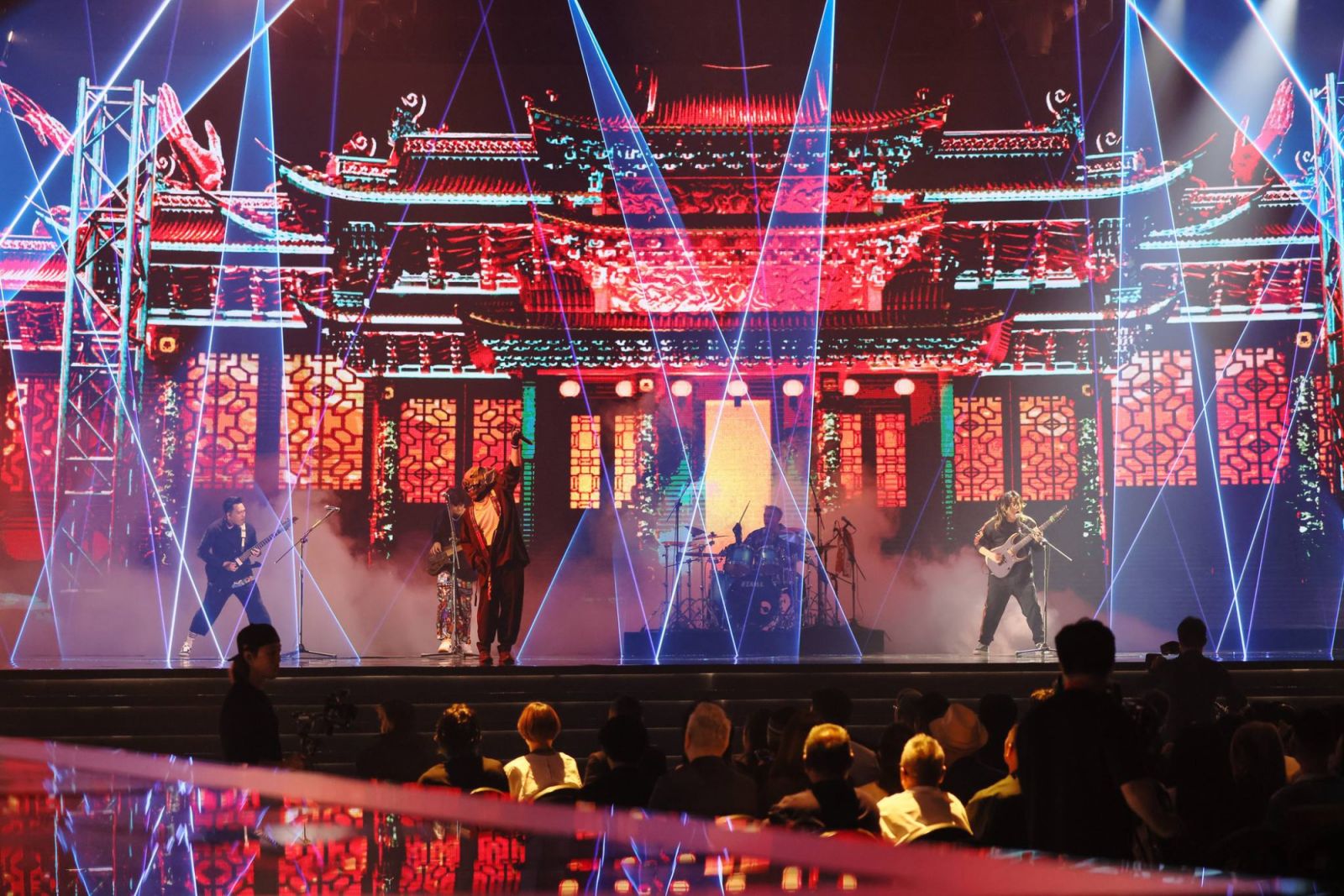 金曲獎開場表演嘉賓為樂團血肉果汁機,重金屬搖滾風格結合台灣在地藝術與文化炒熱現場氣氛。(Photo: 金曲獎)