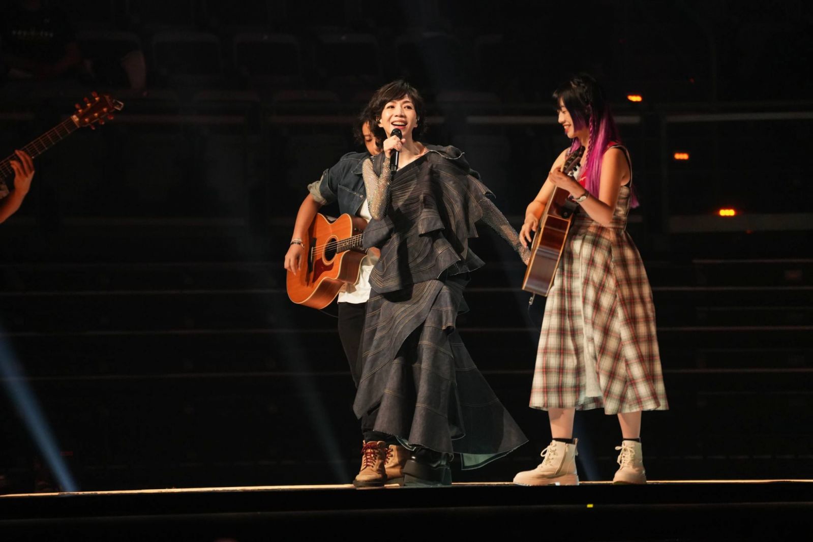 萬芳演唱鄭華娟名曲緬懷這位音樂人。(Photo:金曲獎)