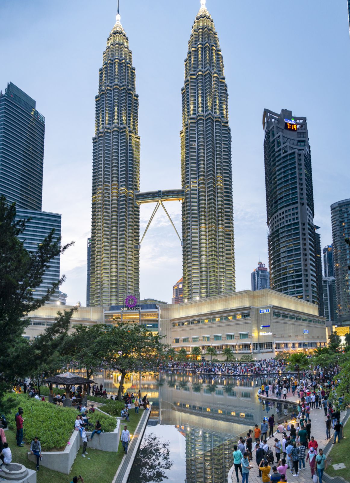 The iconic Petronas Towers, designed by César Pelli (Photo: Neil Bussey / iStock)