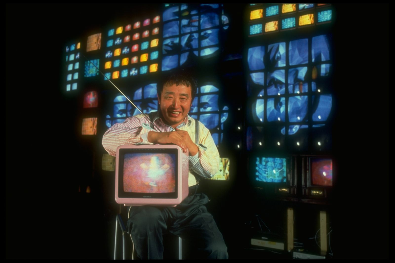 Nam June Paik with his video sculpture "Fin de Siecle II" (Photo by Mario Ruiz/Getty Images)