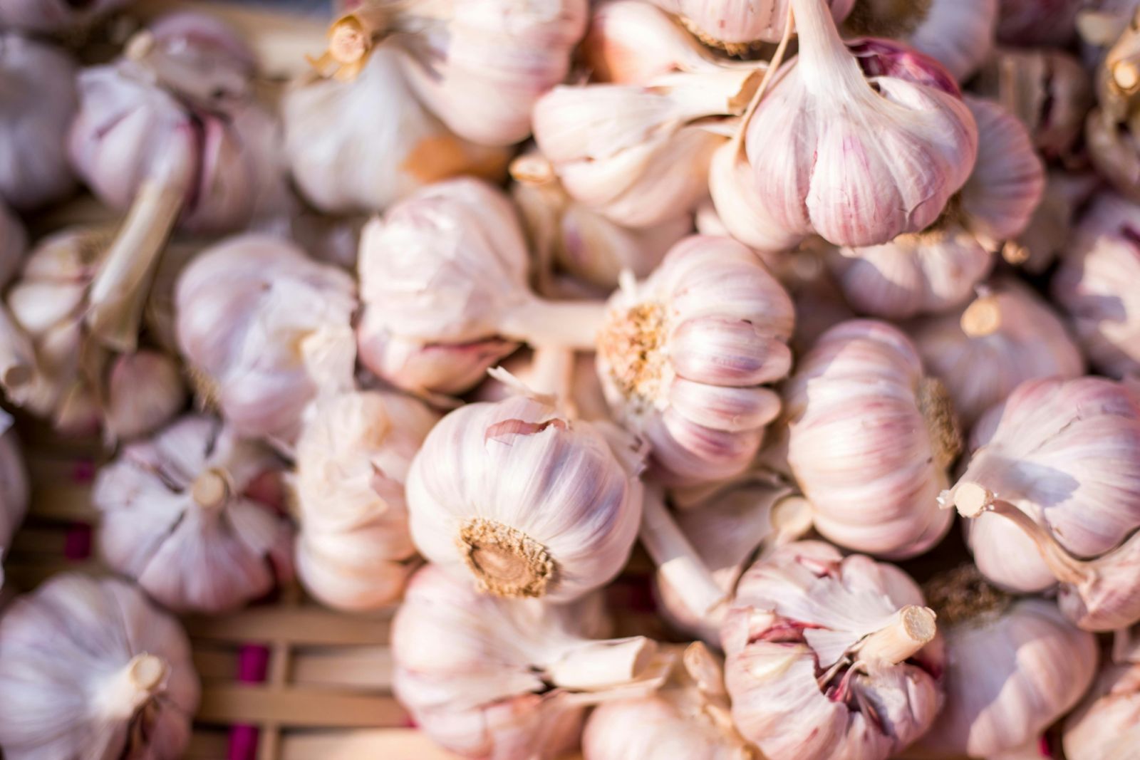 Bulbs of fresh garlic (Photo: Unsplash)