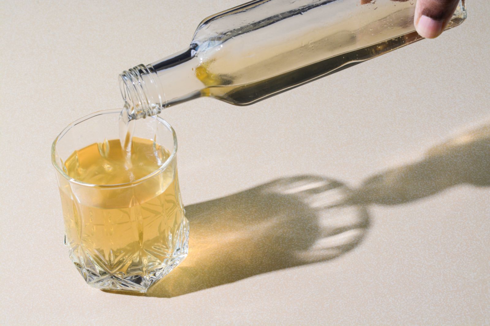 Apple cider vinegar in a glass (Photo: Getty Images)