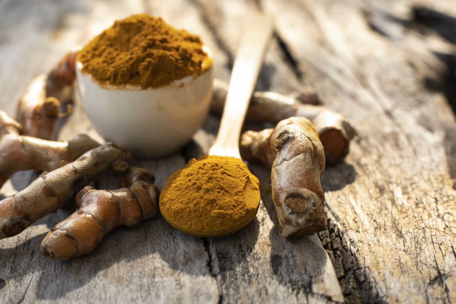 Powdered and fresh turmeric (Photo: Getty Images)