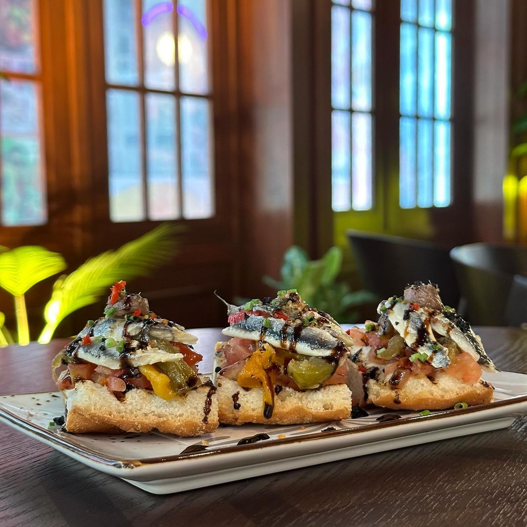 Boquerones with white and black anchovies (Photo: Instagram / @lasmeninastrx)