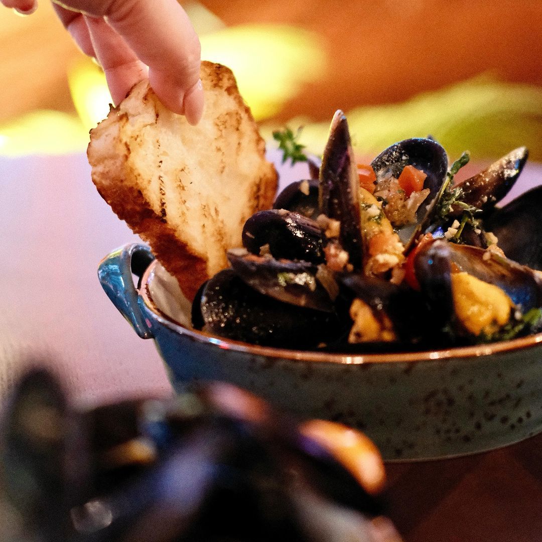 Steamed mussels finished with feta (Photo: Instagram / @lasmeninastrx)