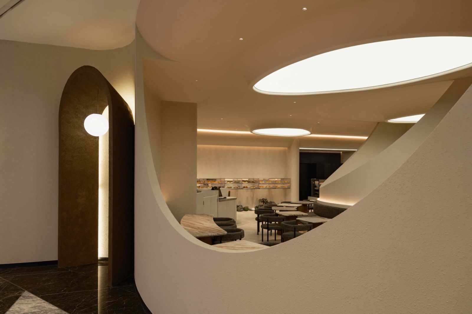 The light beige walls evoke the golden hues of freshly baked bagels (Photo: TWJPTO)