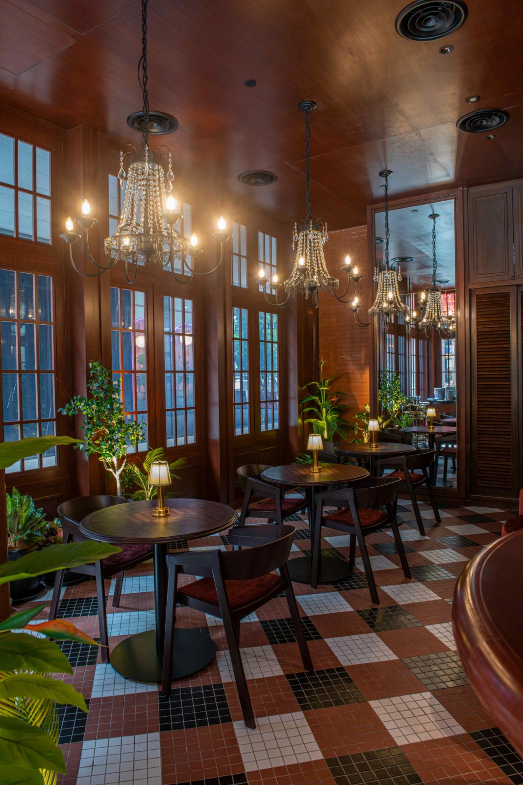 Dominant red hues create an energetic ambiance (Photo: Courtesy of Las Meninas)