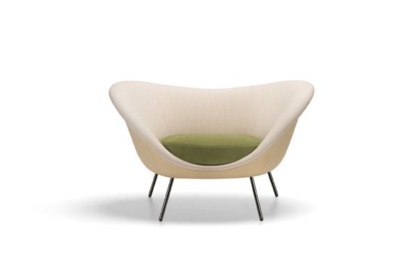 The D.154.2 armchair is an iconic project from the Gio Ponti Collection, featuring a rigid polyurethane shell and a soft polyurethane counter-shell.