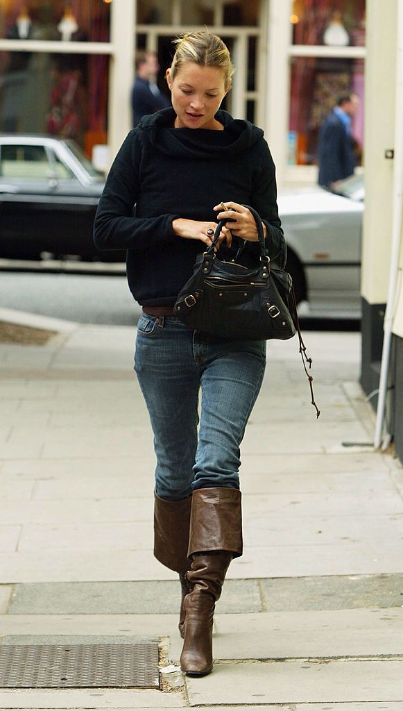 Kate Moss dạo phố với mẫu túi Le City chiều ngày 16/12/2003 (Ảnh: Gareth Cattermole / Getty Images)