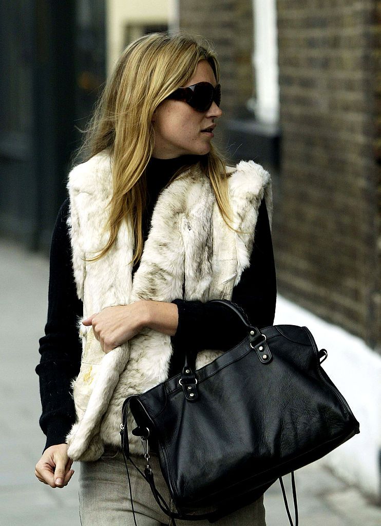 Kate Moss và chiếc túi Le City trên đường phố Bắc London vào ngày 1/9/2003 (Ảnh: Gareth Cattermole / Getty Images)