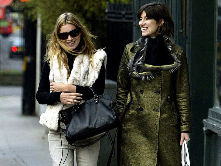 Kate Moss dạo phố cùng túi xách Le City nhà Balenciaga