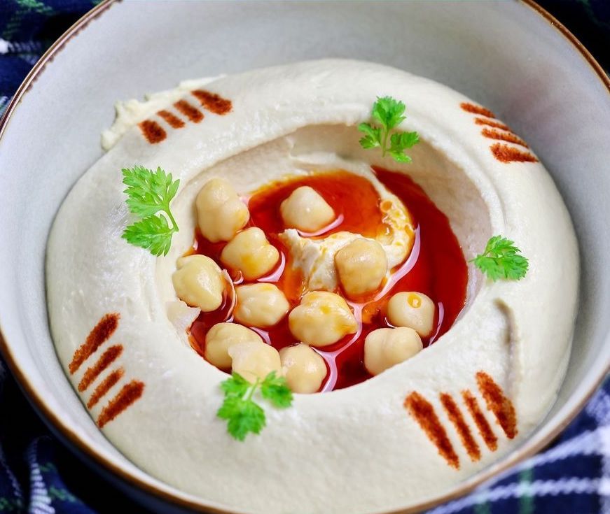 Smoked hummus (Photo: Instagram / @leens.kl)