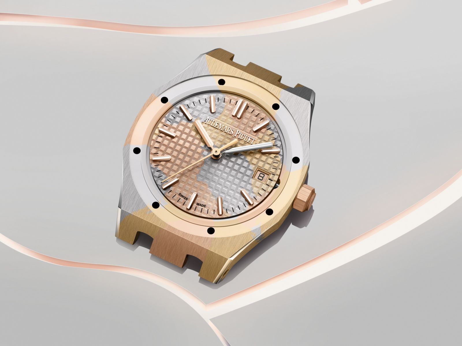 Royal Oak皇家橡樹系列系列34毫米多色迷彩金腕錶。(Photo: Audemars Piguet)