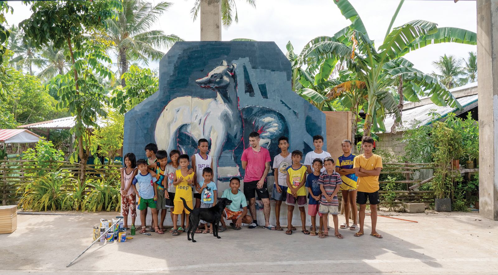 Juan Perdiguero Trillo with kids from Siargao