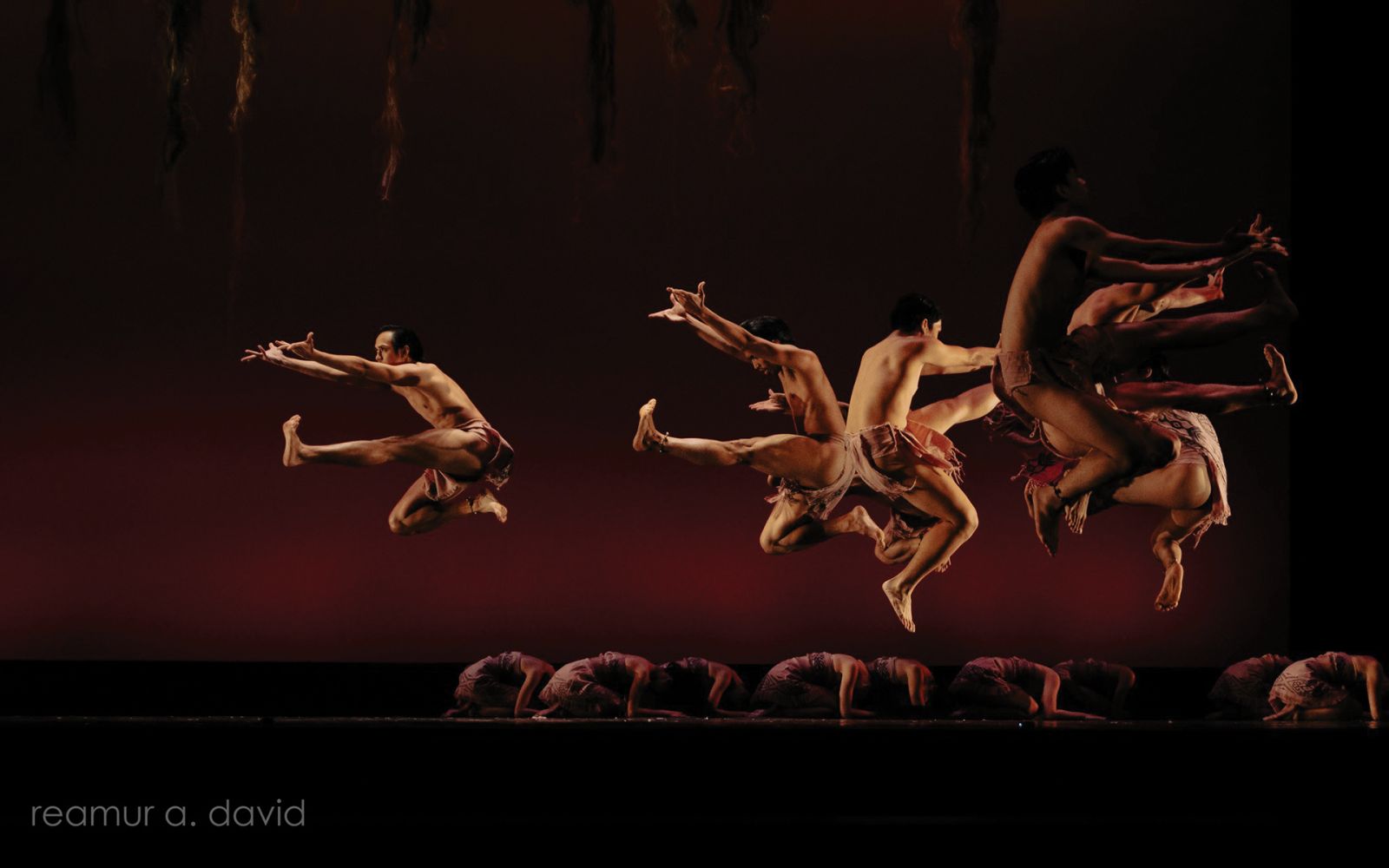 ‘Dugso’ (The Offering) is a 1972 collaborative work by three National Artists: Alice Reyes, Dr Ramon Santos, and Salvador Bernal. This was recently restaged by Alice Reyes Dance Philippines at the Samsung Performing Arts Theater