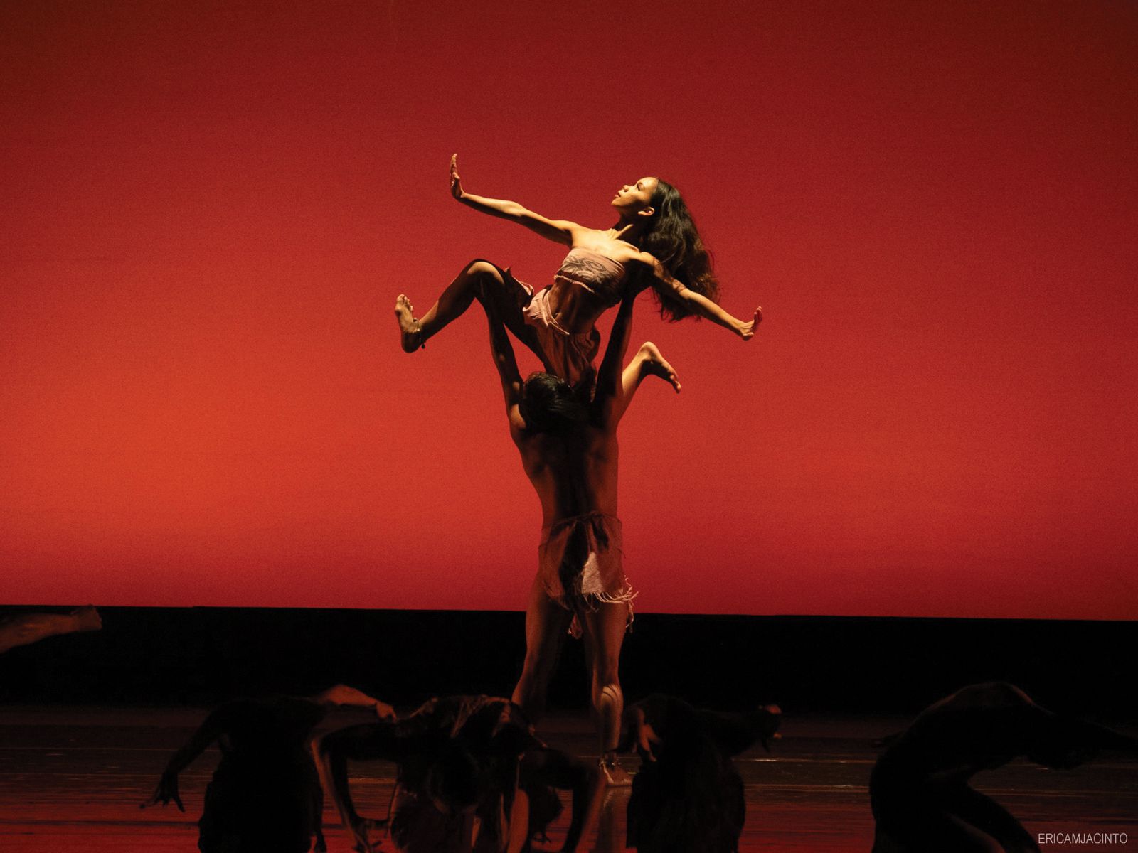 Crizzia Urmeneta in ‘Dugso’ (The Offering), a 1972 collaborative work by three National Artists: Alice Reyes, Dr Ramon Santos, and Salvador Bernal. This was recently restaged by Alice Reyes Dance Philippines at the Samsung Performing Arts Theater